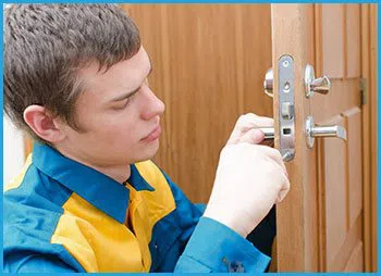 Darien Locksmith Store Darien, CT 203-893-4192 - 5a-lock-opening